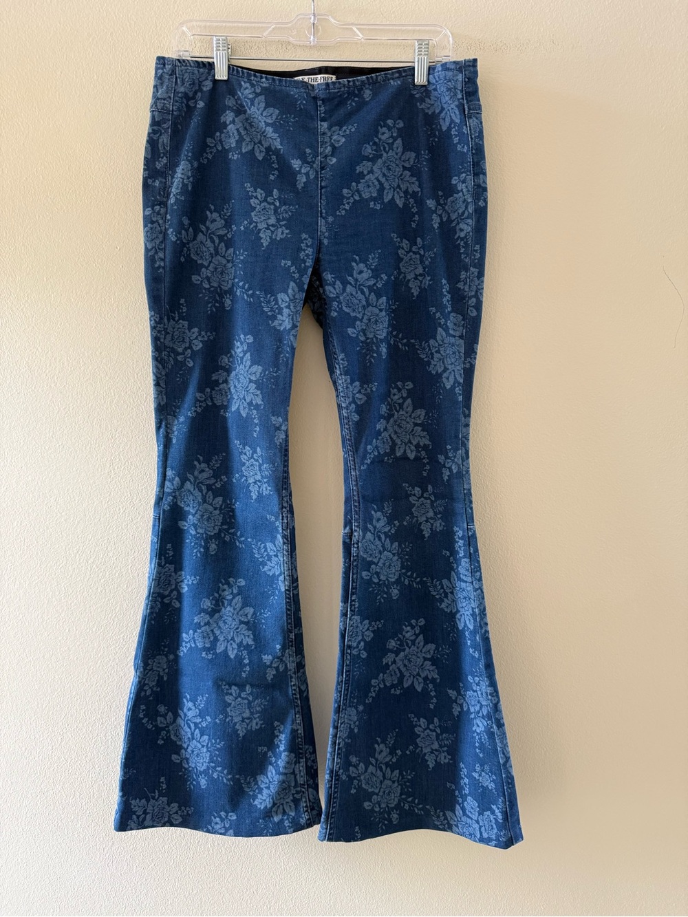 Free People We The Free Women’s Blue Floral Penny Pull On Flare Jeans Size 30